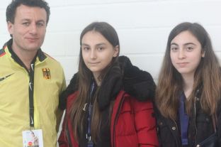 Bundestrainer Pierre Ayadi im Gespräch mit Kaltrina Sahiti und Rümeysa Kasimay.JPG