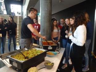 Currywurst und Pesto-Nudeln gratis.JPG