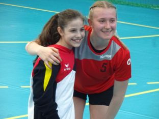 Die Zwei verstehen sich- Rabia und Anna.JPG