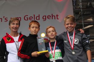 U12-erster und dritter Platz Mannschaft.jpg